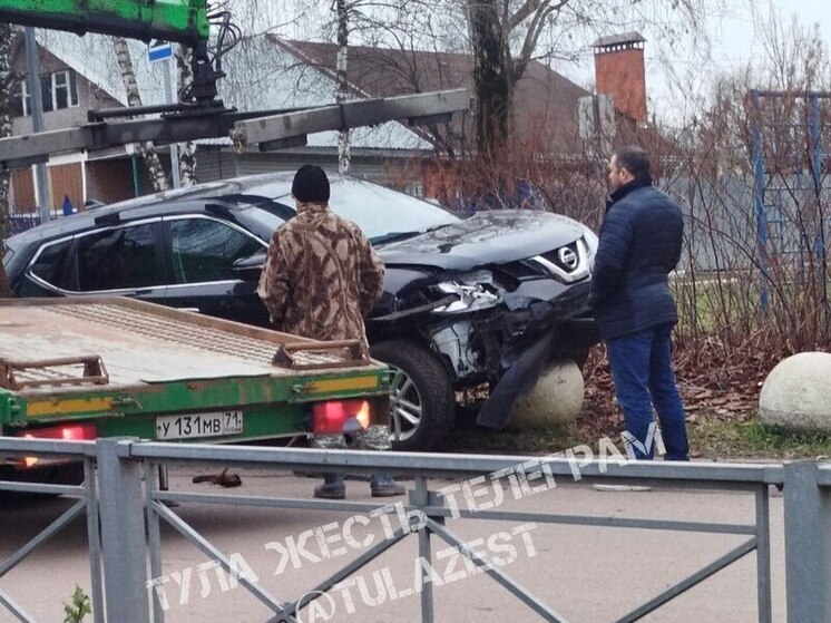 В Туле бетонная полусфера «отомстила» водителю Nissan за парковку на газоне