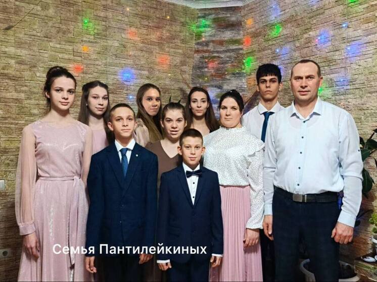 Семьи Пантилейкиных и Котельниковых из Республики Мордовия получили высокие государственные награды, учреждённые для поощрения родителей, воспитывающих большое количество детей