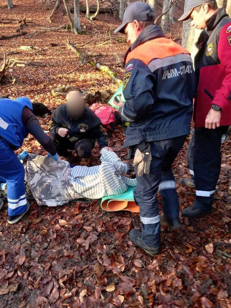 В горах Алушты спасли женщину с травмой ноги