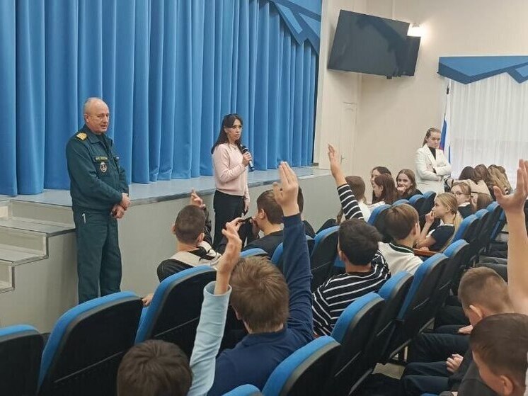 Сотрудники МЧС провели урок безопасности для киришских школьников