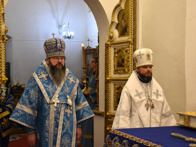 Митрополит Исидор и Епископ Алексий совершили Литургию в Свято-Троицком соборе
