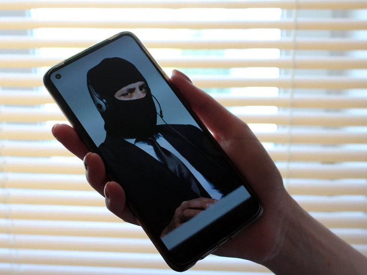 Пенсионерка лишилась полутора миллиона рублей из-за курьера-мошенника