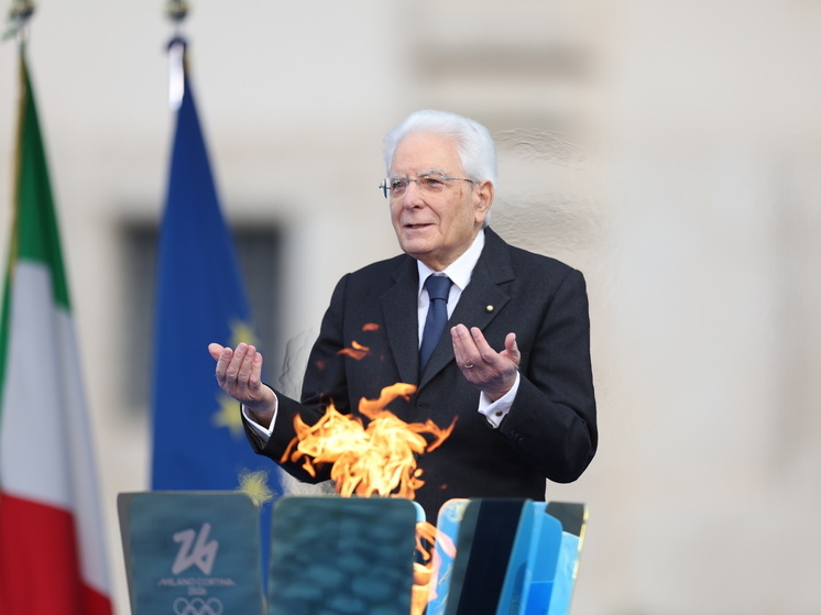 Покинув Афины в четверг, капсула с олимпийским огнем прибыла в римский аэропорт Фьюмичино вместе с президентом Fondazione Milano Cortina 2026 Джованни Малаго и олимпийской чемпионкой в парном разряде, теннисисткой Жасмин Паолини.