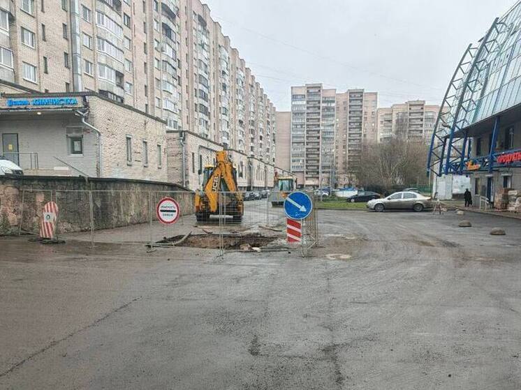 В Петербурге устранили последствия коммунальной аварии на Морской набережной