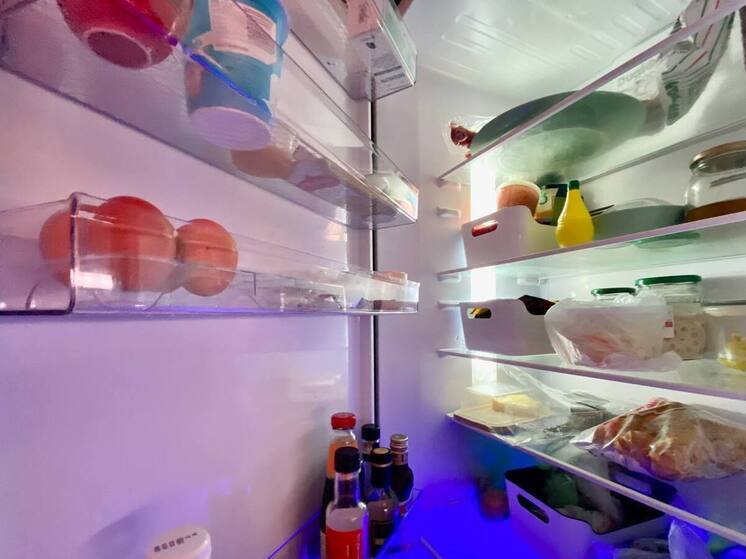 Многие почему-то уверены, что «питаться правильно» — это про то, как выбирать продукты, считать калории и про полезные рецепты. Но все же важна не только тарелка, но и время, когда мы за нее садимся. Нарушенный режим питания, особенно в вечерние часы, способен испортить сон, самочувствие и даже внешний вид.