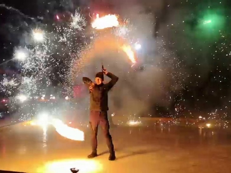 Фаер-шоу и фейерверком открыли новый ледовый сезон в спортшколе Усть-Абакана