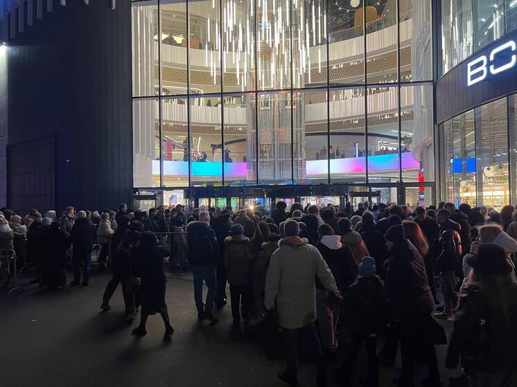 Открытие нового ТЦ у метро «Пионерская» создало давки и пробки