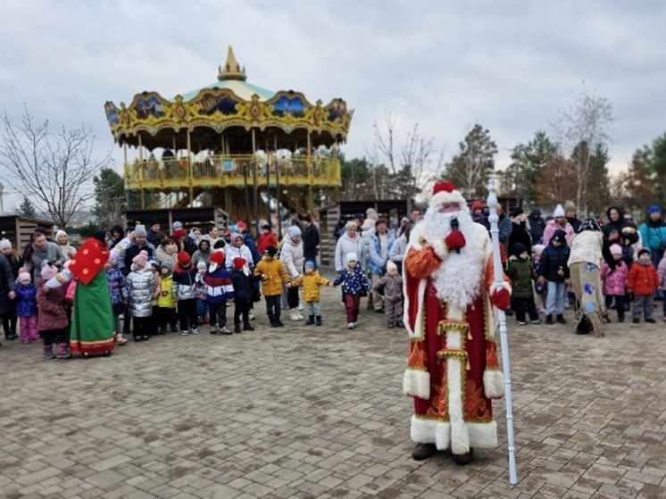 В волгоградском ЦПКиО Дед Мороз открыл свою резиденцию