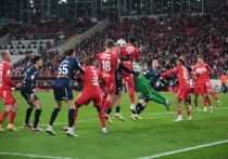 Замечательный матч 18 тура Российской Премьер-лиги в Москве между «Спартаком» и «Динамо» снова поставил насущный вопрос: насколько сильно новые технологии изменили саму суть футбола. Два отмененных при помощи ВАР динамовских гола формально соответствуют правилам игры, но полностью убивают существовавшее когда-то обаяние и драматизм спорта номер один.