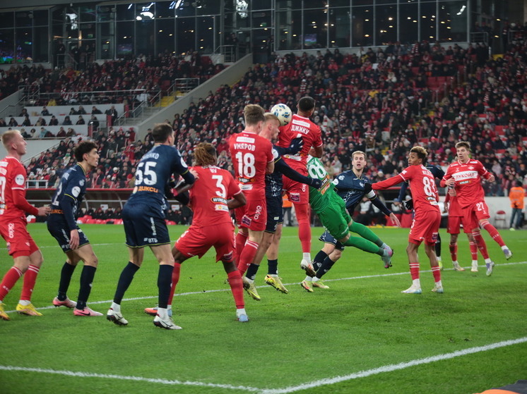 Замечательный матч 18 тура Российской Премьер-лиги в Москве между «Спартаком» и «Динамо» снова поставил насущный вопрос: насколько сильно новые технологии изменили саму суть футбола. Два отмененных при помощи ВАР динамовских гола формально соответствуют правилам игры, но полностью убивают существовавшее когда-то обаяние и драматизм спорта номер один.