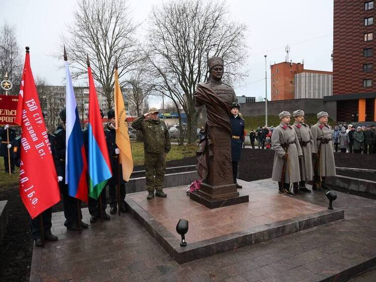В столице Карелии состоялась торжественная церемония открытия монумента в честь генерал-полковника Фролова, возглавлявшего Карельский фронт