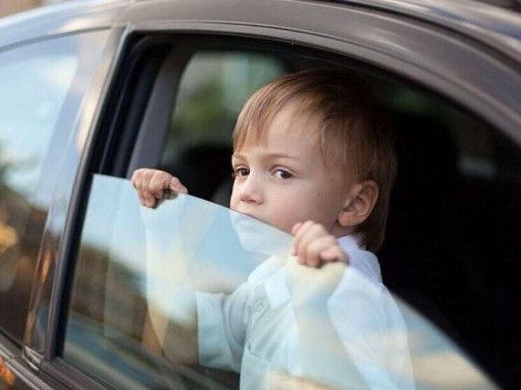 "Отошла в магазин" больше не прокатит. Какой штраф грозит псковичам за оставленного в машине ребенка