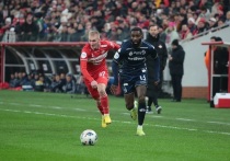 В 18-м туре РПЛ «Спартак» и «Динамо» сыграли вничью 1:1: автогол Осипенко (19') и ответный гол Сергеева (61'). И.о. тренера «Динамо» Ролан Гусев назвал игру «эмоциональными качелями», подчеркнул тактические перестановки из-за травм (Сергеев играл в центре полузащиты, замена Осипенко — на усиление атаки), отметил важность хладнокровия и подтвердил неудовлетворительную оценку первой половины сезона.