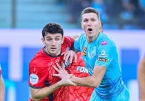 6 декабря 2025 года в 18-м туре РПЛ «Зенит» победил «Акрон» со счётом 2:0. На 14-й минуте защитник «Акрона» Йонут Неделчару получил прямую красную карточку после ВАР за фол на Педру, лишивший соперника явного голевого момента. В меньшинстве «Акрон» пропустил два гола до перерыва: на 32-й минуте — Жерсон (первый гол в РПЛ), на 41-й — Луис Энрике (второй в сезоне). «Зенит» продлил беспроигрышную серию до 14 туров и с 39 очками временно возглавил турнирную таблицу.