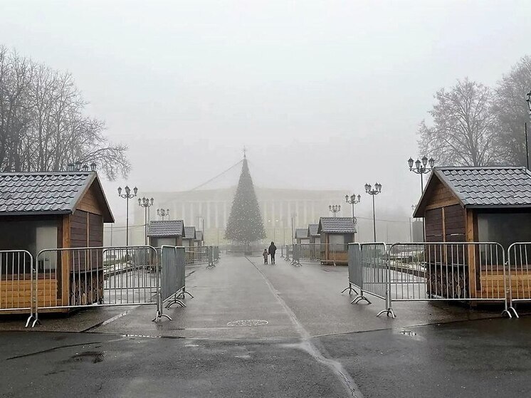 На площади Победы-Софийская Великого Новгорода установили 8 ярмарочных домиков