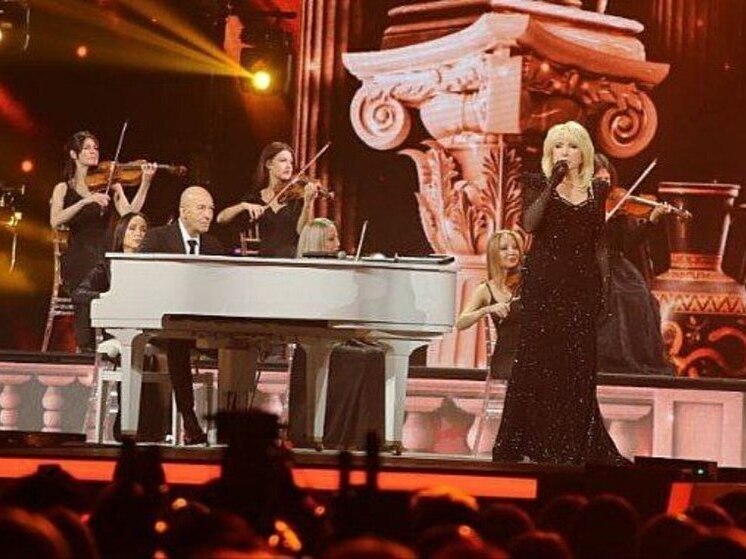 Аллегрова отказалась брать букет, чтобы не испортить красивое платье