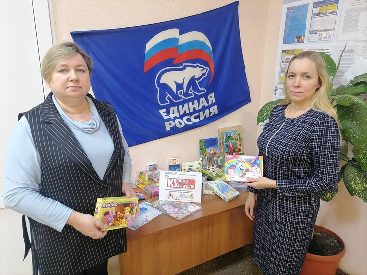 Сотрудники Кардымовского ЗАГС присоединились к акции «Коробка храбрости»