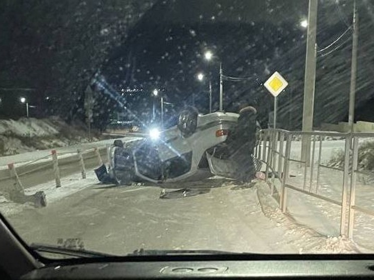 Ночью под Улан-Удэ перевернулся автомобиль и загородил дорогу