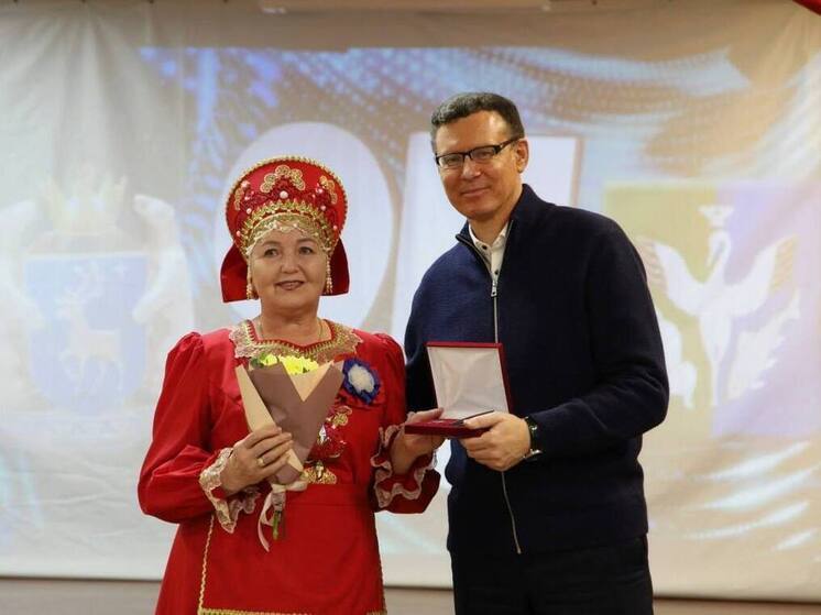 Олег Попов в Горках посмотрел новую аптеку и наградил селян