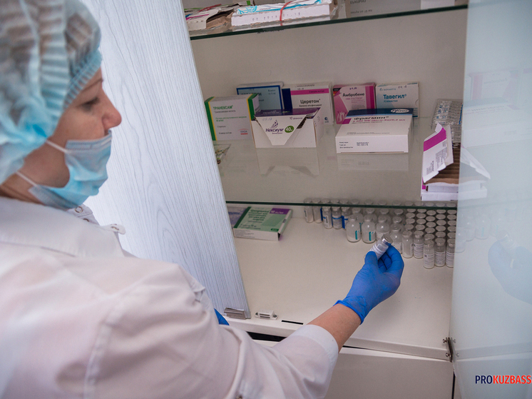 В новой поликлинике Кузбасса 120 рабочих завершают монтаж потолков