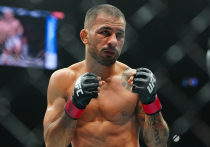 Титульный бой в наилегчайшем весе принял неожиданный оборот.