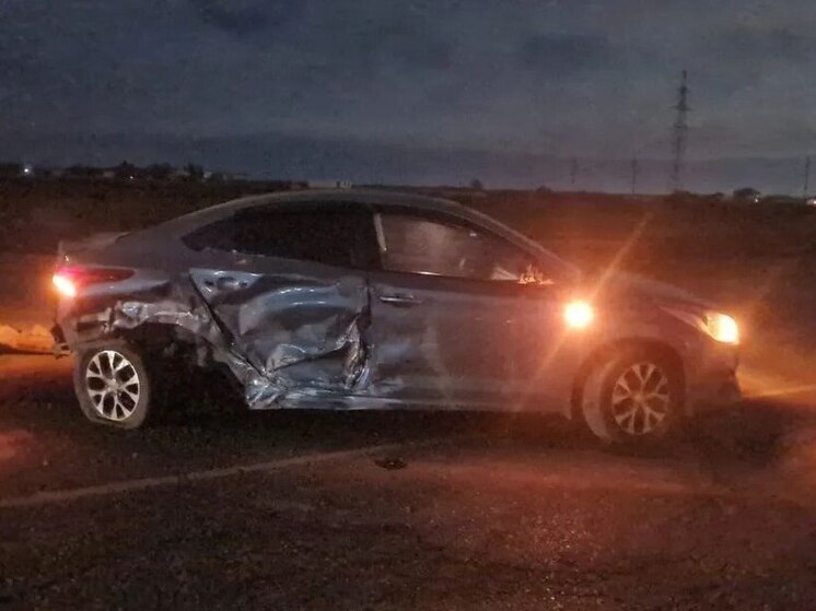 В ночном ДТП под Астраханью пострадали три человека, двоих несовершеннолетних госпитализировали