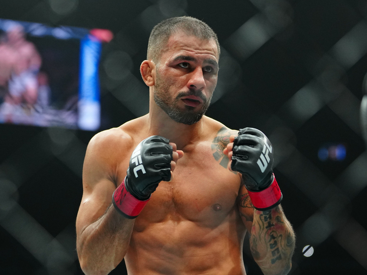 Титульный бой в наилегчайшем весе принял неожиданный оборот.