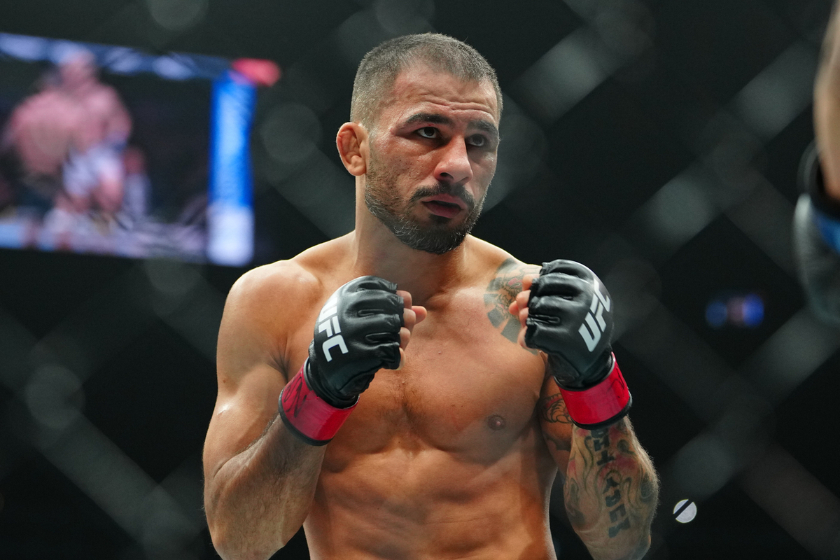 Титульный бой в наилегчайшем весе принял неожиданный оборот