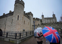 Лондонский Тауэр вновь открывается после того, как в витрину с драгоценностями короны были брошены куски яблочного крамбла