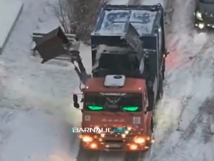 «Веселенький мусоровоз» проехал по дворам в Барнауле