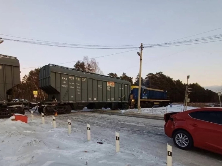 В Канске автомобиль столкнулся с грузовым поездом на железнодорожном переезде