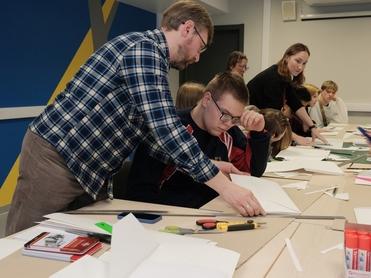 Студентов Сиверского техникума-интерната учили обращению с архивными документами