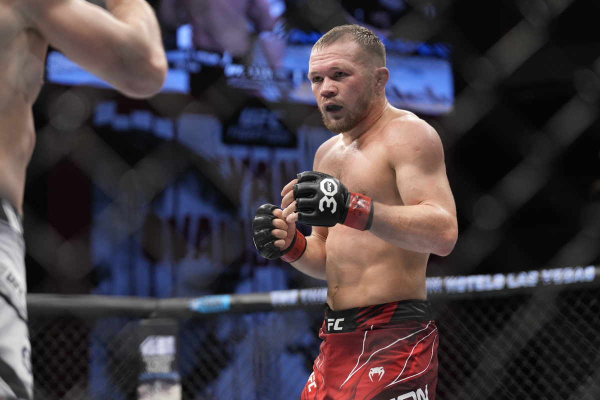 Россиянин забрал пояс у грузина на турнире UFC 323