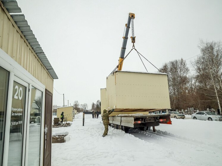 На Клещихинском кладбище в Новосибирске демонтировали 20 киосков с ритуальными принадлежностями