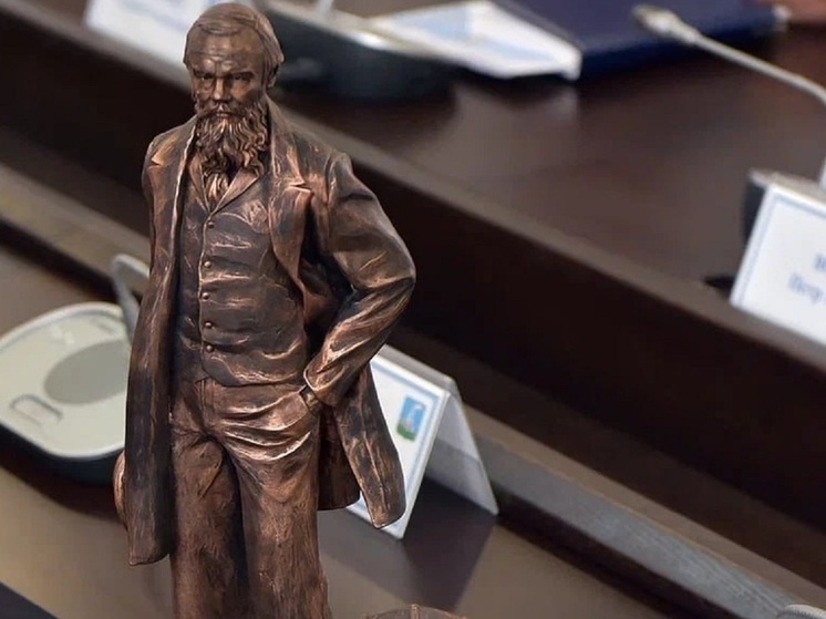 В Барнауле появился накрытый тканью памятник писателю Федору Достоевскому