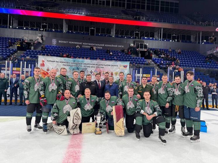 В Новосибирске прошел хоккейный турнир в честь 35-летия МЧС России