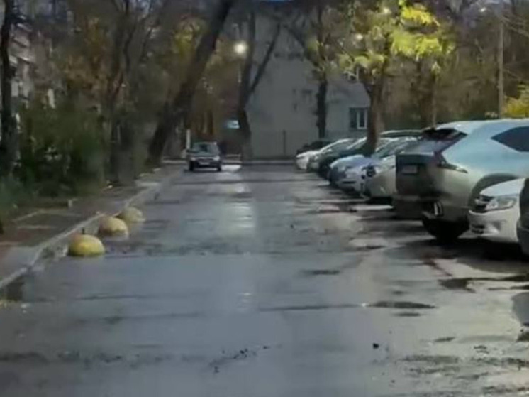 По жалобам жителей в дома Махачкале убрали шесть незаконных дорожных неровностей