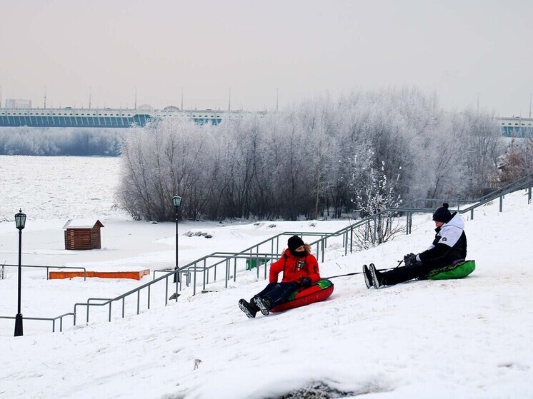 В Омске теплая зима задержала открытие горок и сноупарков