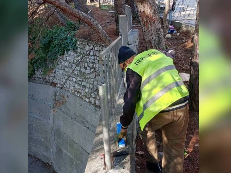 В Алупке началась установка ограждения на опасной стенке по улице Сурикова