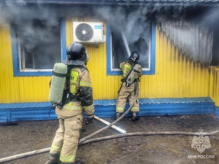В Кургане загорелось административное здание на Достоевского