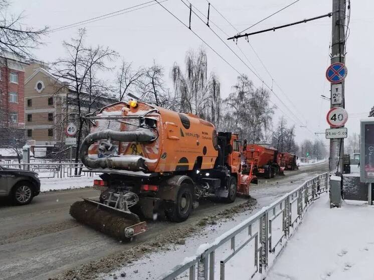 Почти 100 единиц техники вышло на борьбу с последствиями снегопада в Барнауле