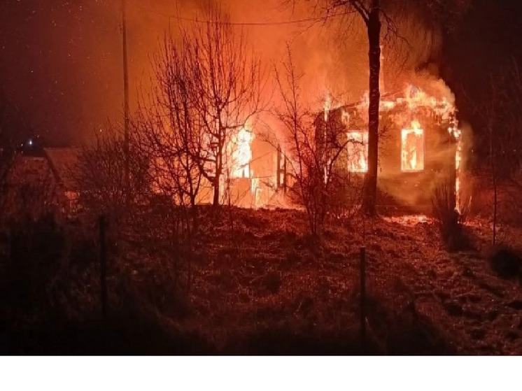 Огромный частный дом в карельском селе полыхает уже несколько часов