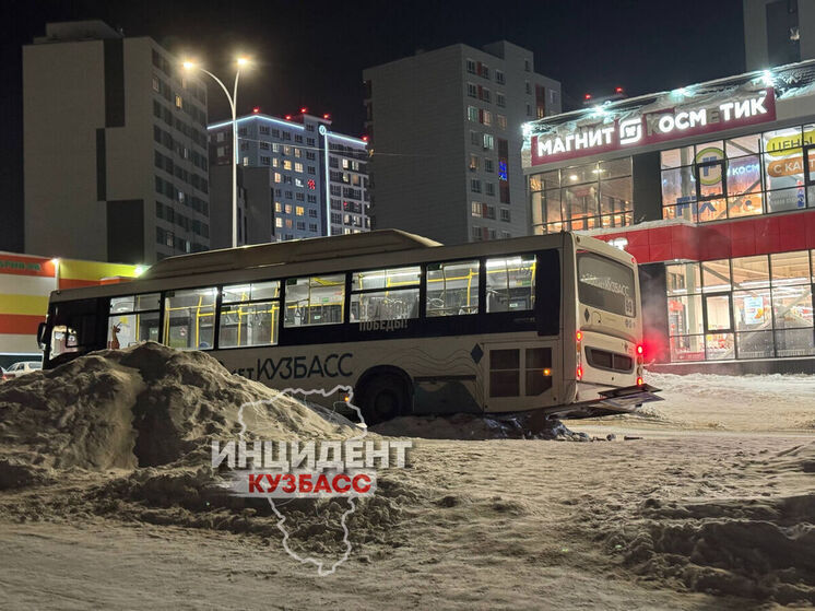 Автобус маршрута 99 без пассажиров оказался в канаве в Кемерове из-за ошибки