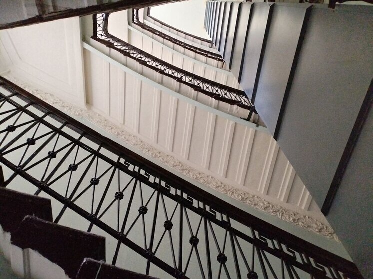 Рецидивист разбил голову трубой петербуржцу и оставил его умирать в парадной