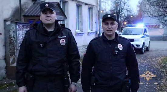 Псковские полицейские спасли женщину-инвалида из горящей квартиры