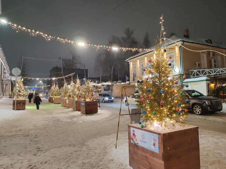 В Кирове зажглись ёлки всех районов области: стартовала «Зимняя Спасская»