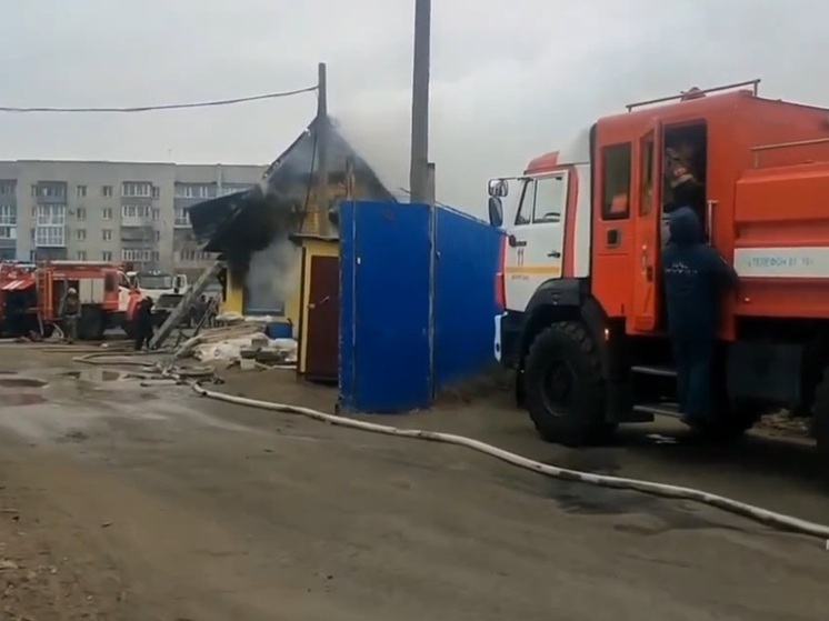 Спасатели потушили крупный пожар в офисном здании в Кургане