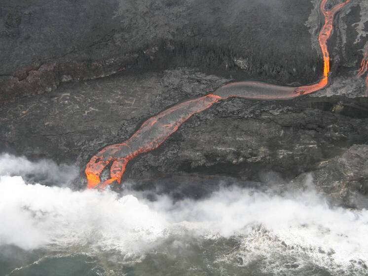 На Гавайях Килауэа выпустил три фонтана лавы одновременно