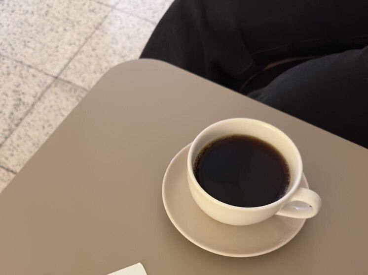 Правильно подобранный десерт способен не просто дополнить кофе, но и подчеркнуть его вкусовые нюансы. Для людей, которые особенно ценят согревающие напитки, эта тема звучит актуально: сочетания еды и кофе могут раскрывать совершенно новые оттенки привычных сортов. О том, как работает фудпейринг и какие пары считаются идеальными, «МК в Мурманске» пообщался с Дарьей Соболевой, руководителем бренд-бариста компании «МилФудс», управляющей брендом Poetti.