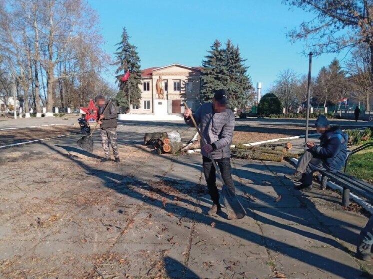 В Алешкинском округе коммунальщики отремонтировал дом и прогрейдировали дорогу